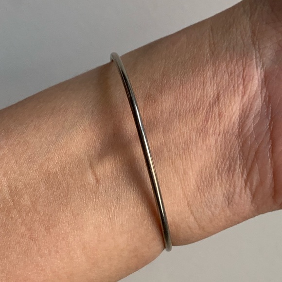 Bangle Bracelet with Floral Mother-of-Pearl Inlay Design - Picture 4 of 8